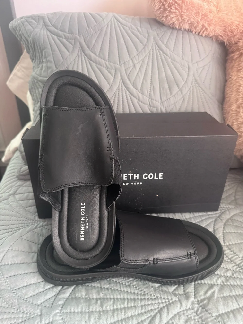 New In Box Men’s Kenneth Cole Black Leather Yard Sandal Size 7